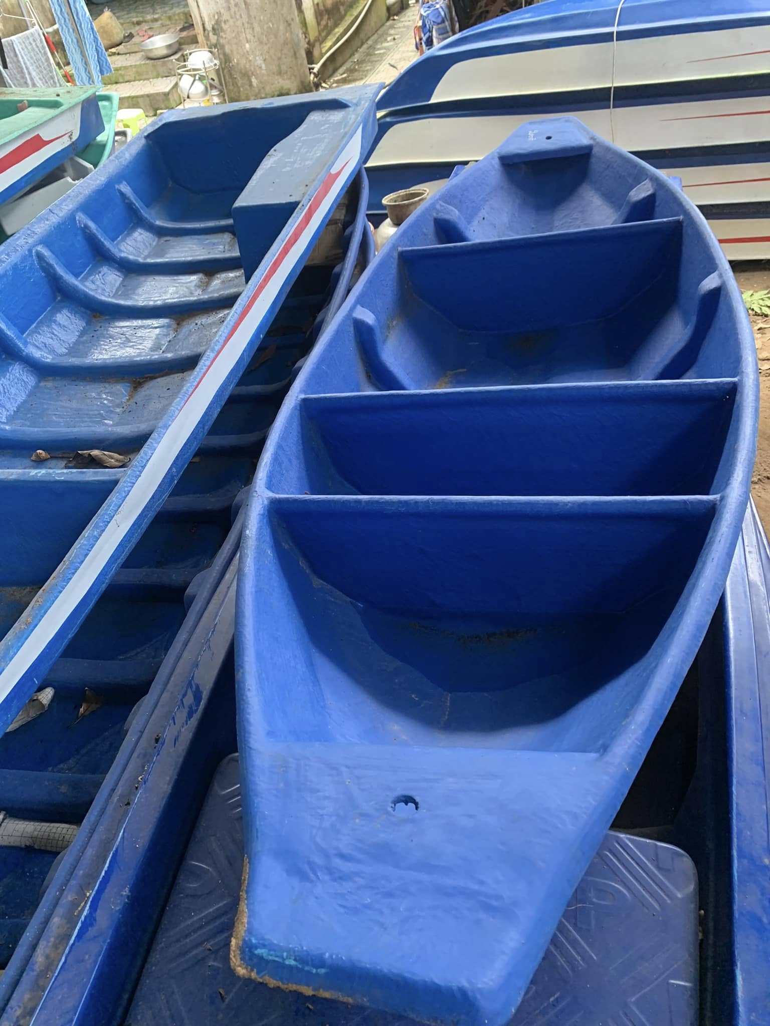 Lòng ghe rộng, tiện chở đồ